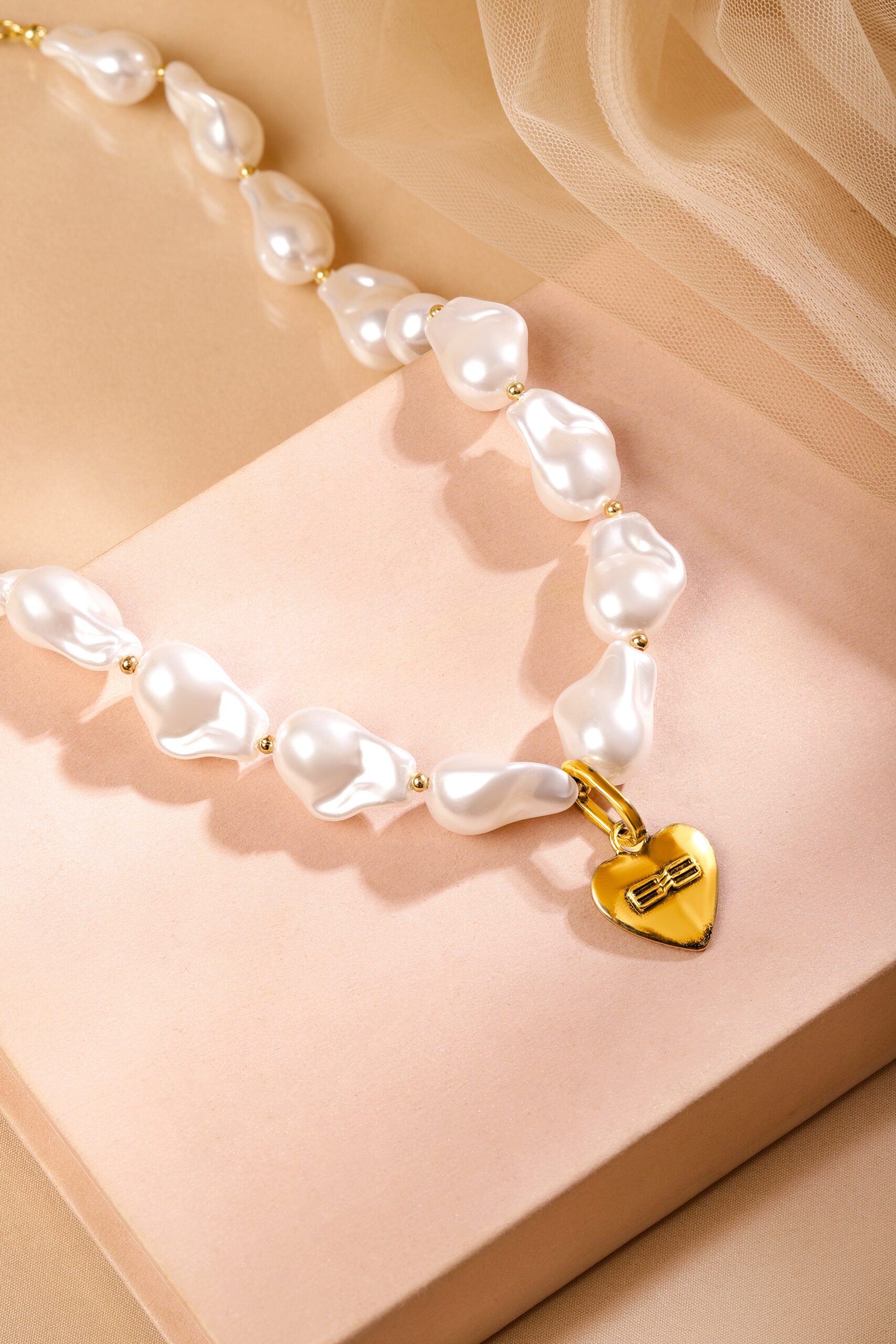 rubans-elegant-baroque-pearl-necklace-with-gold-heart-pendant-necklace-and-chains-1143856116.jpg