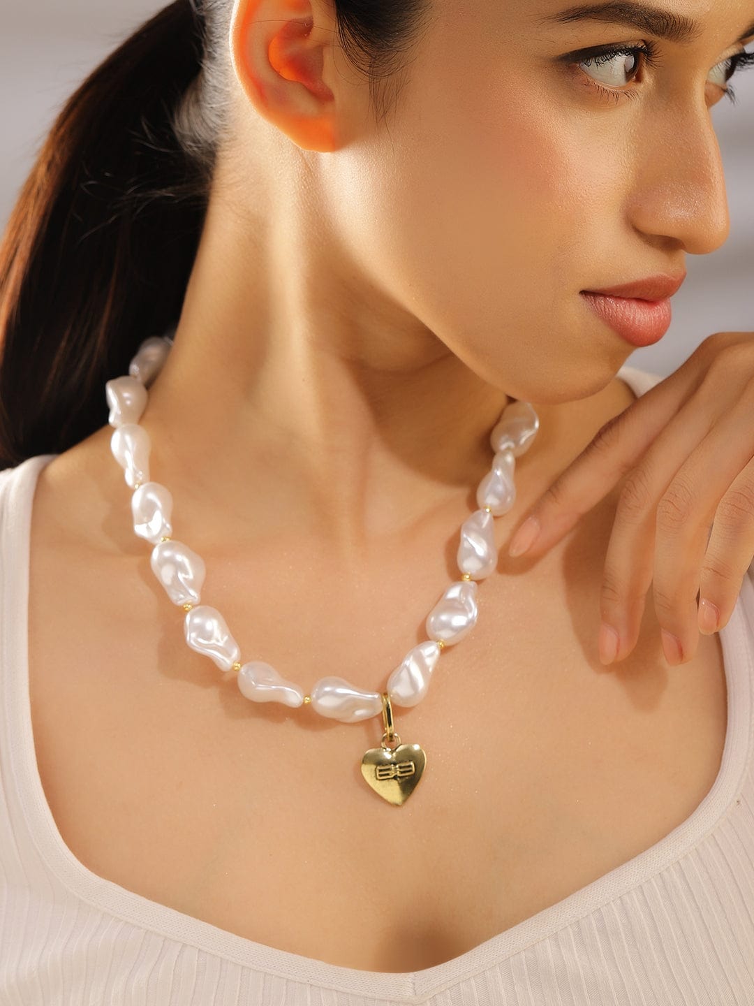 rubans-elegant-baroque-pearl-necklace-with-gold-heart-pendant-necklace-and-chains-1143856117.jpg