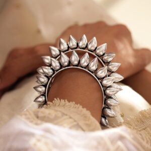 Set of 2 Oxidized Silver-Plated Bangles Vintage Elegance - 2.8